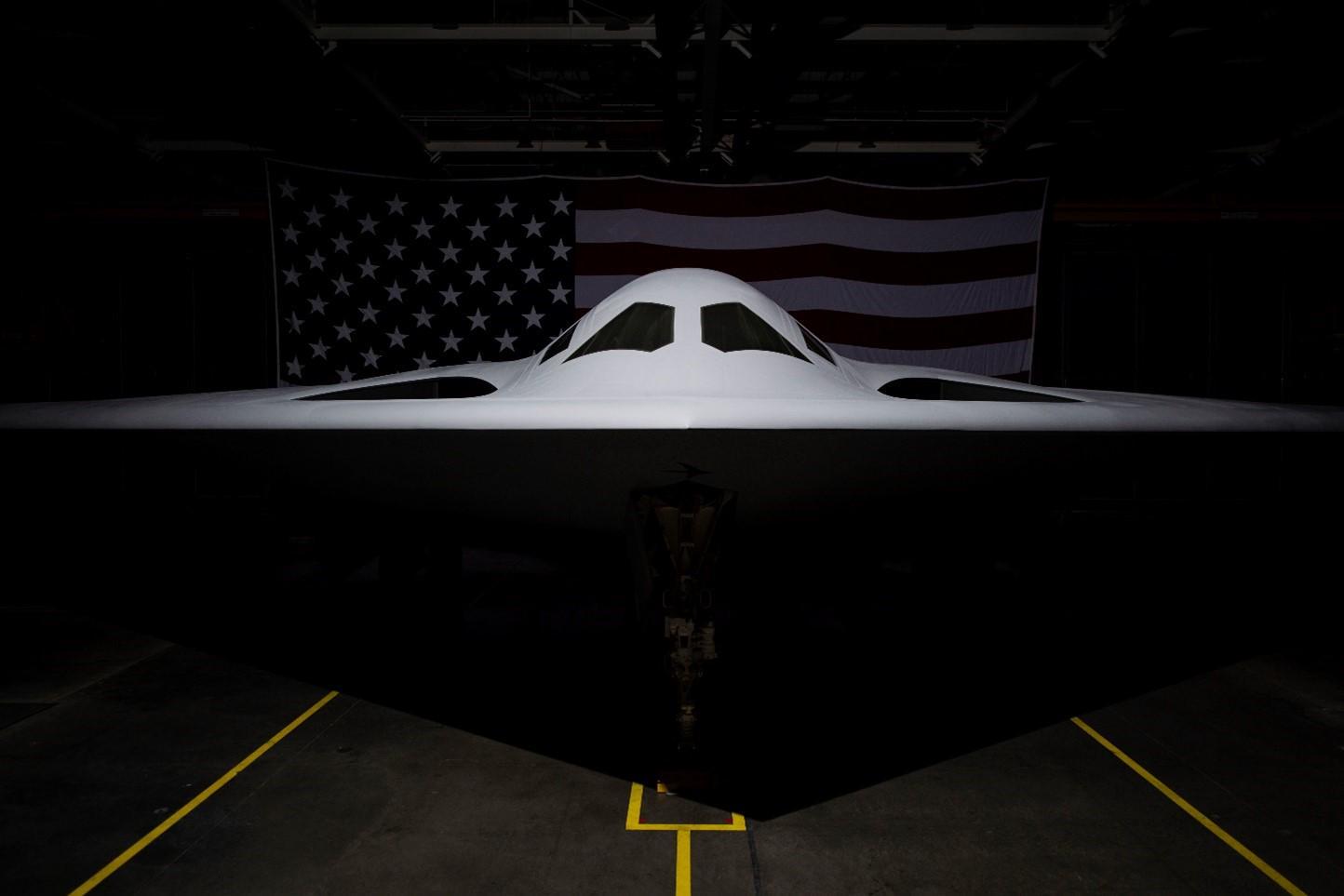 美国空军公布其最新的由诺斯罗普-格鲁曼公司制造的隐形轰炸机B-21