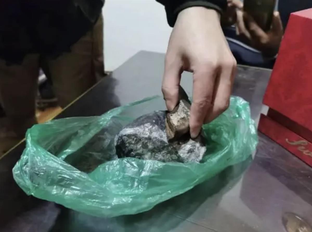 陈根花捡到的陨石(图片来源 杭州日报)