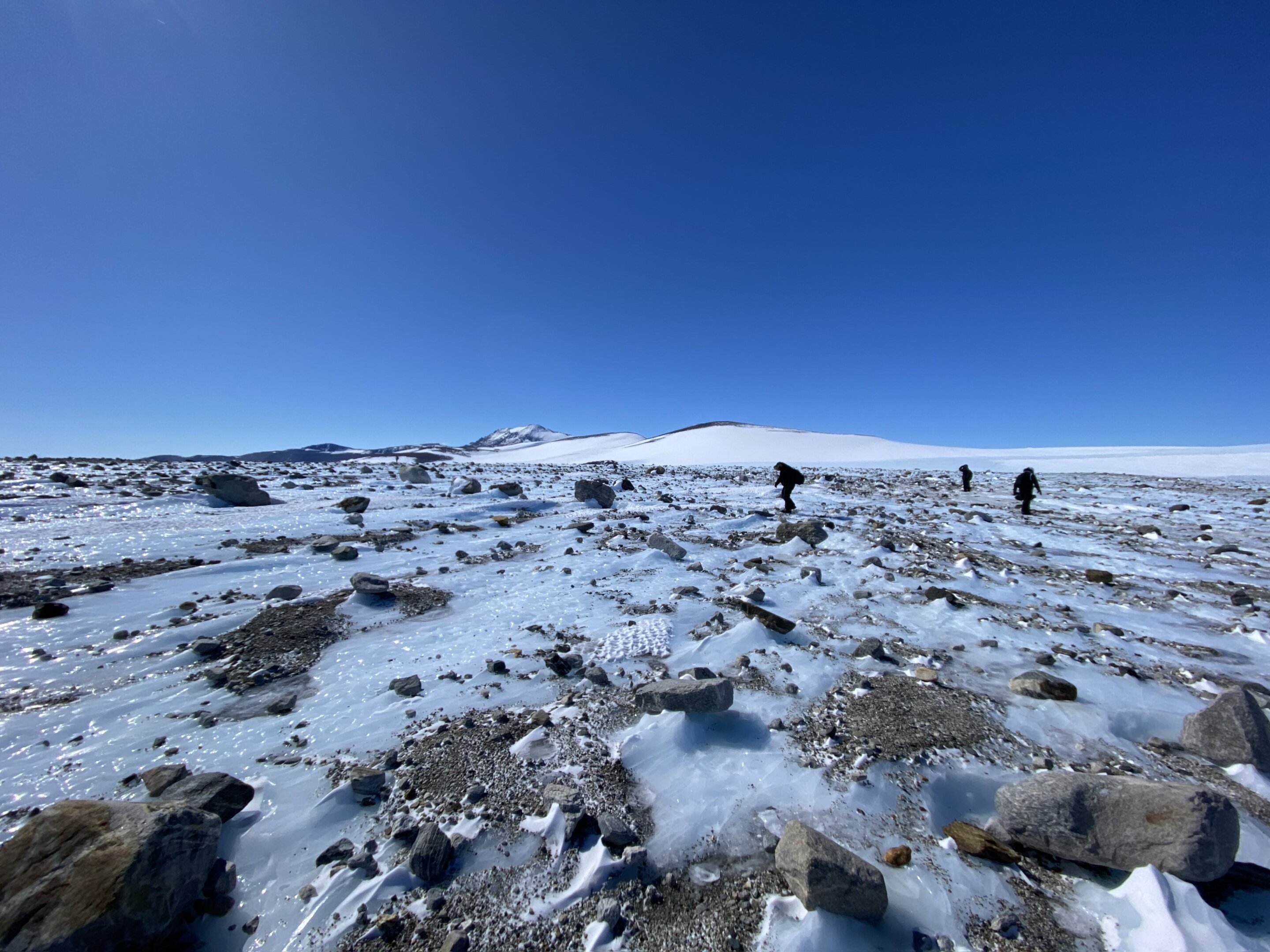 陨石猎人在南极洲发现17磅重的陨石