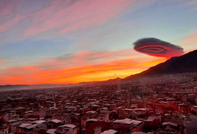 土耳其城市布尔萨上空出现恍若UFO的碟形透镜云