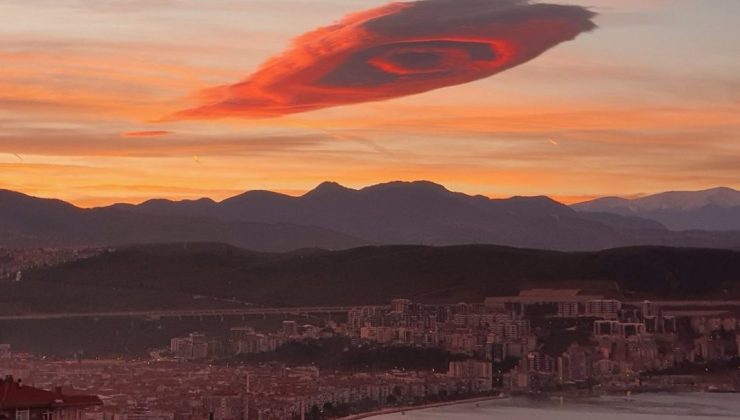 土耳其城市布尔萨上空出现恍若UFO的碟形透镜云