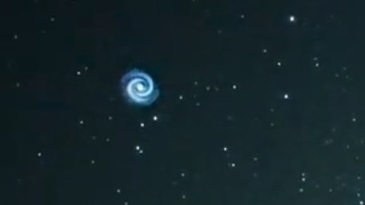 美国SpaceX火箭在夏威夷夜空中制造出令人毛骨悚然的蓝色螺旋