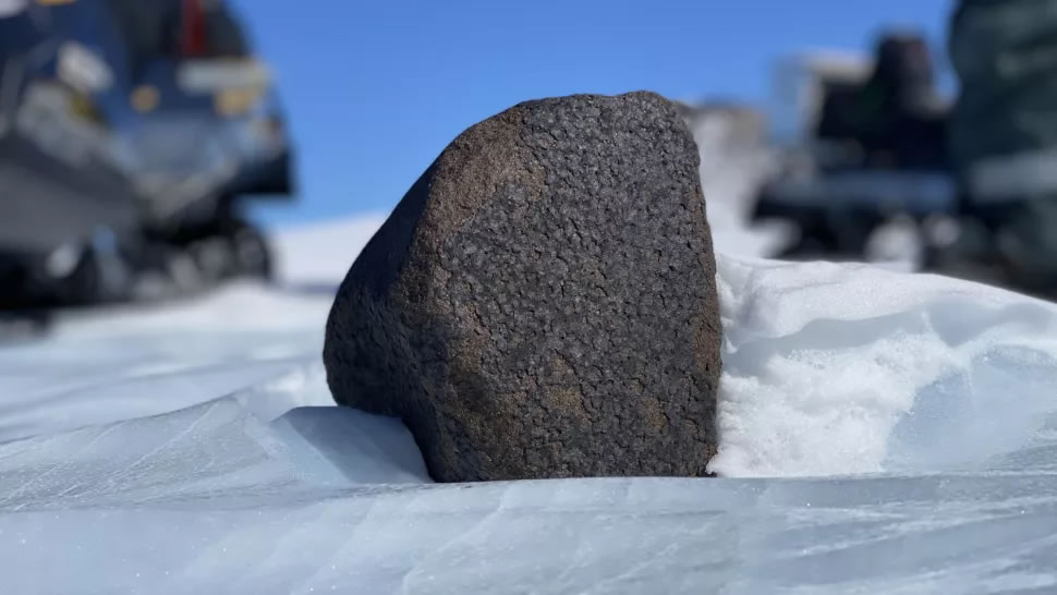 科学家在南极洲发现17磅重的陨石