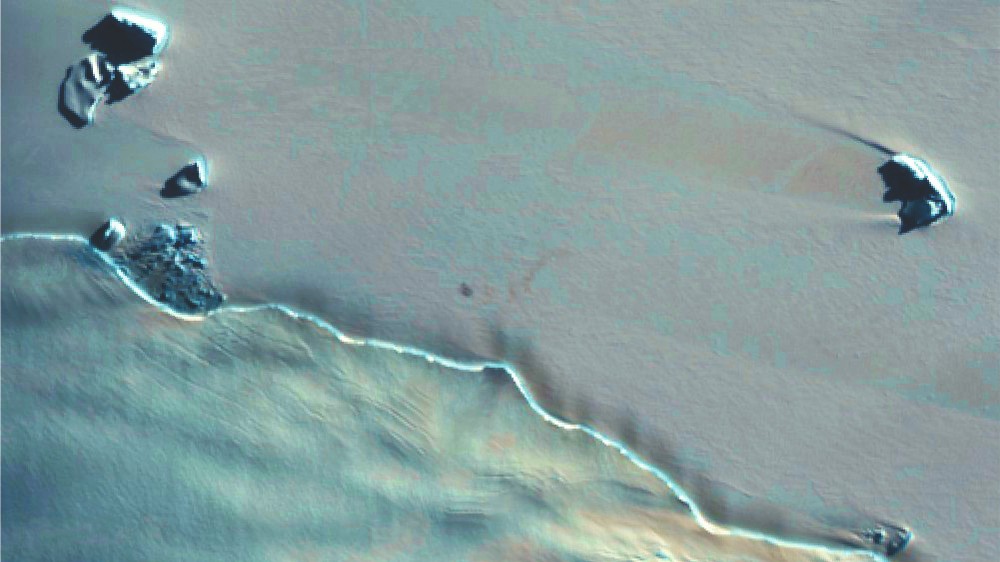 卫星照片显示南极洲西部冰雪中的粪便污渍 揭示一个以前未知的帝企鹅繁殖地