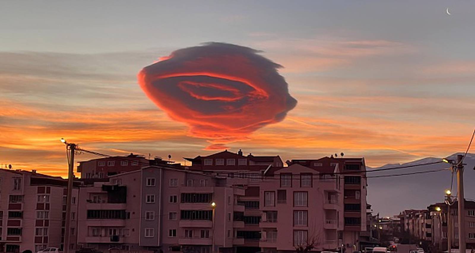 土耳其强震前曾现凶兆？1月19日清晨出现一个神秘的巨大漩涡状物体笼罩