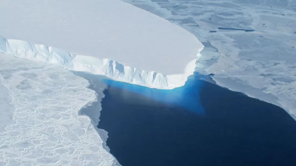 研究显示南极洲的思韦茨冰川正在以意想不到的方式融化