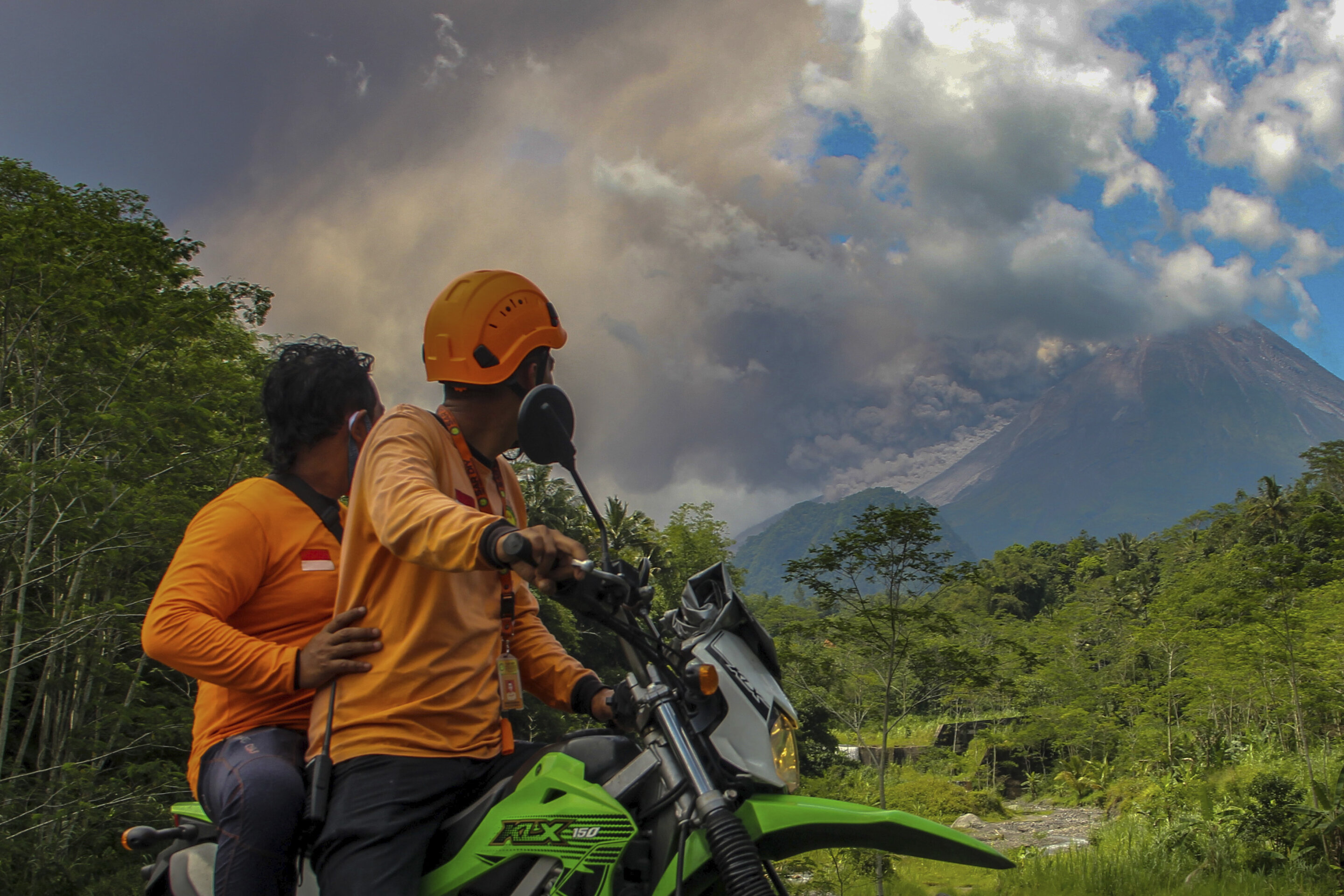 印度尼西亚的默拉皮火山周六爆发