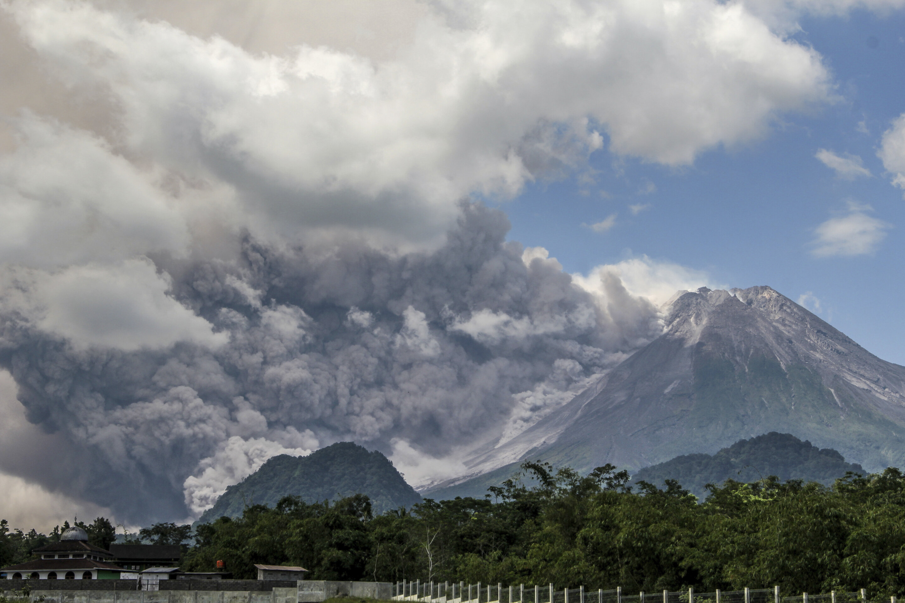 印度尼西亚的默拉皮火山周六爆发