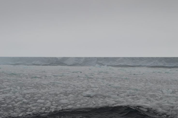 英国南极调查局(BAS)发布第一张从布伦特冰架上脱落的巨大A81冰山的照片