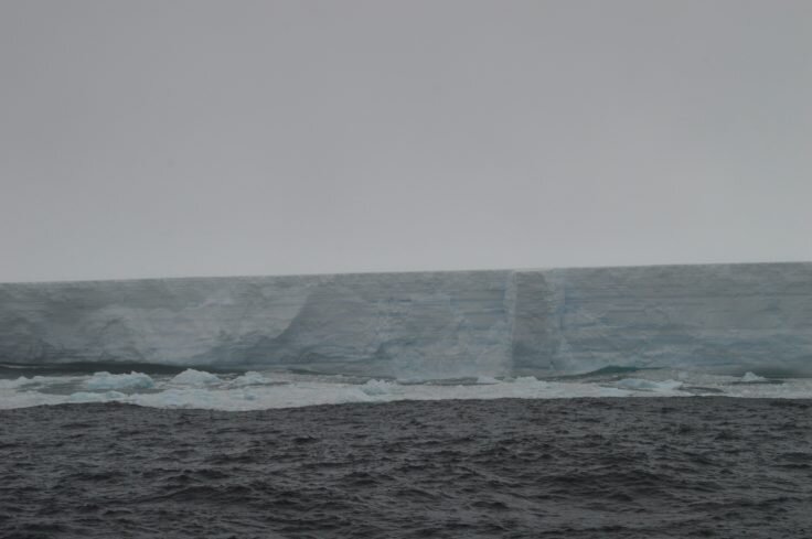 英国南极调查局(BAS)发布第一张从布伦特冰架上脱落的巨大A81冰山的照片
