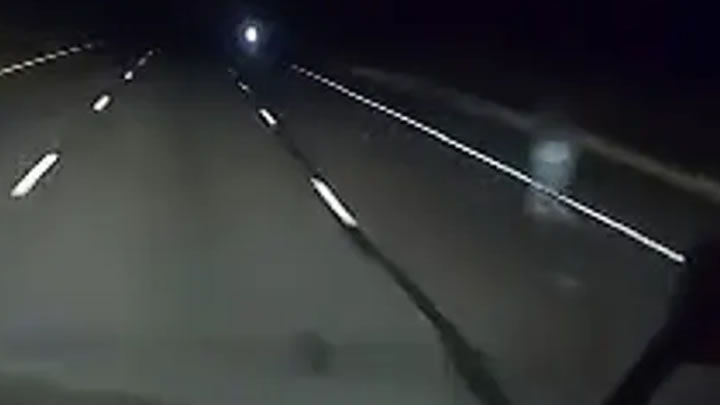 美国卡车司机凌晨独自驾驶在亚利桑那州公路上 行车记录仪记录到令人毛骨悚然的幽灵