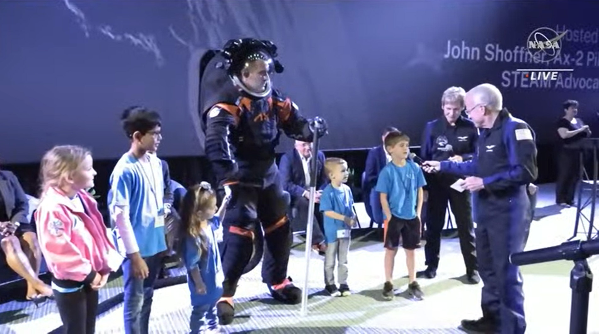 Axiom Space为月球上的阿尔忒弥斯宇航员展示了宇航服原型