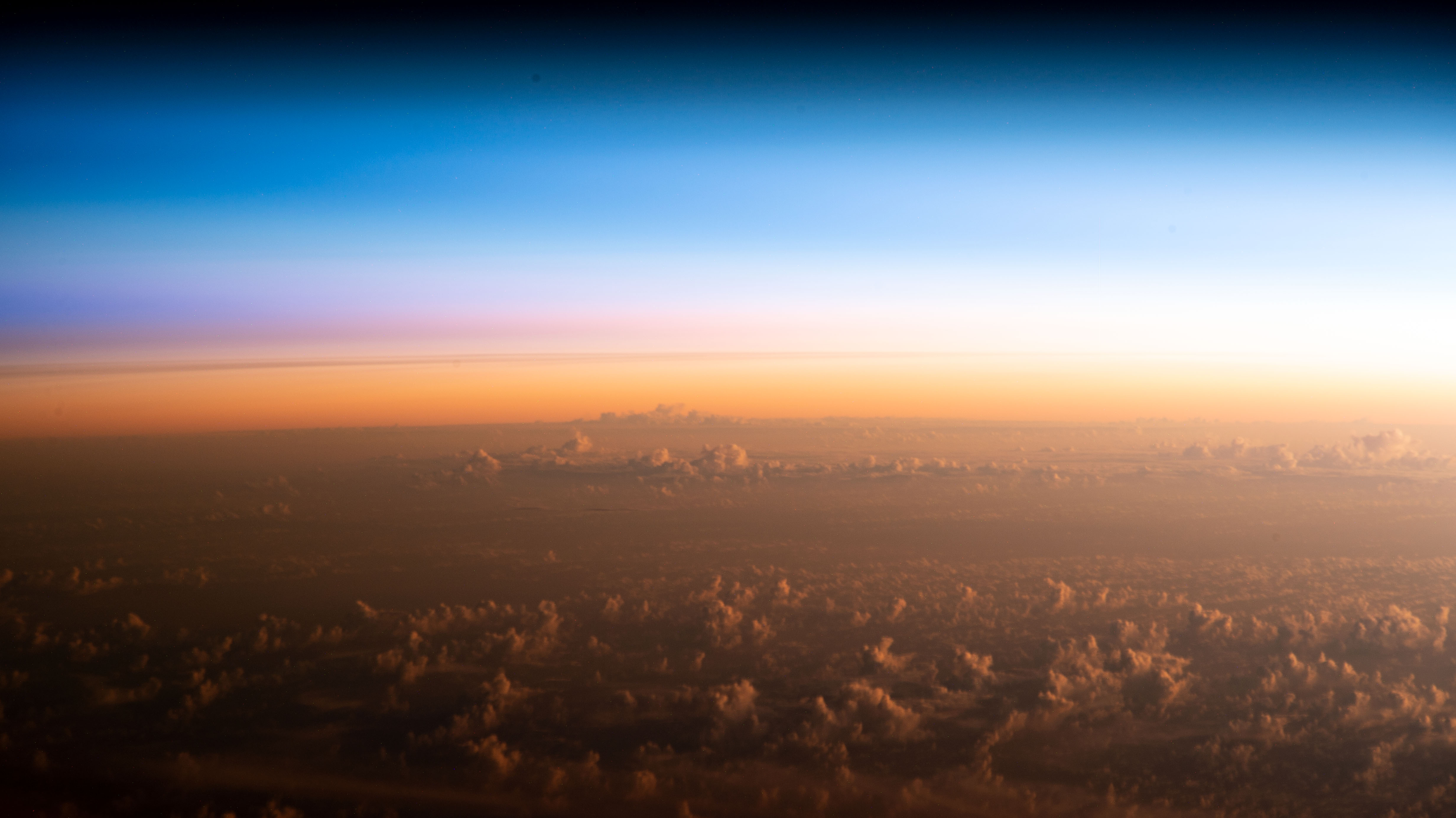 太平洋上的日出：国际空间站照片揭示新西兰东北太平洋上空的云顶