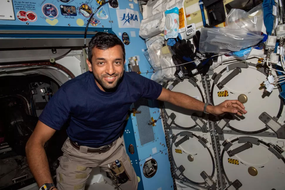 首位进入太空的阿联酋宇航员在轨道上庆祝斋月的开始