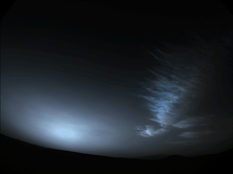 毅力号火星车拍摄火星黎明前漂浮的云层的华丽照片