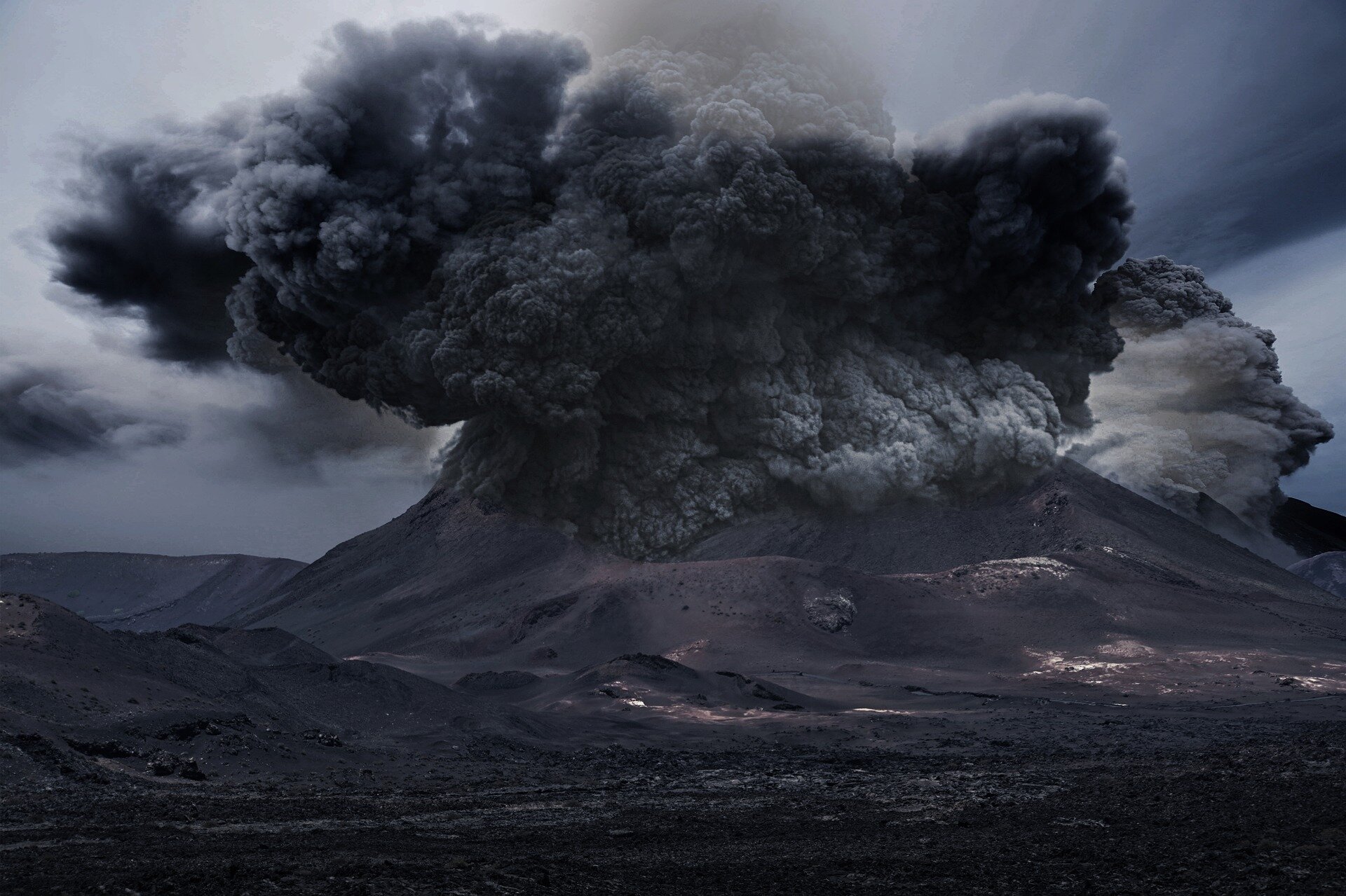 陨石和火山颗粒可能促进了地球生命起源的反应