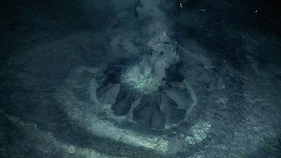 发现冰河时代的巨大陨石坑，里面有喷出甲烷的泥火山