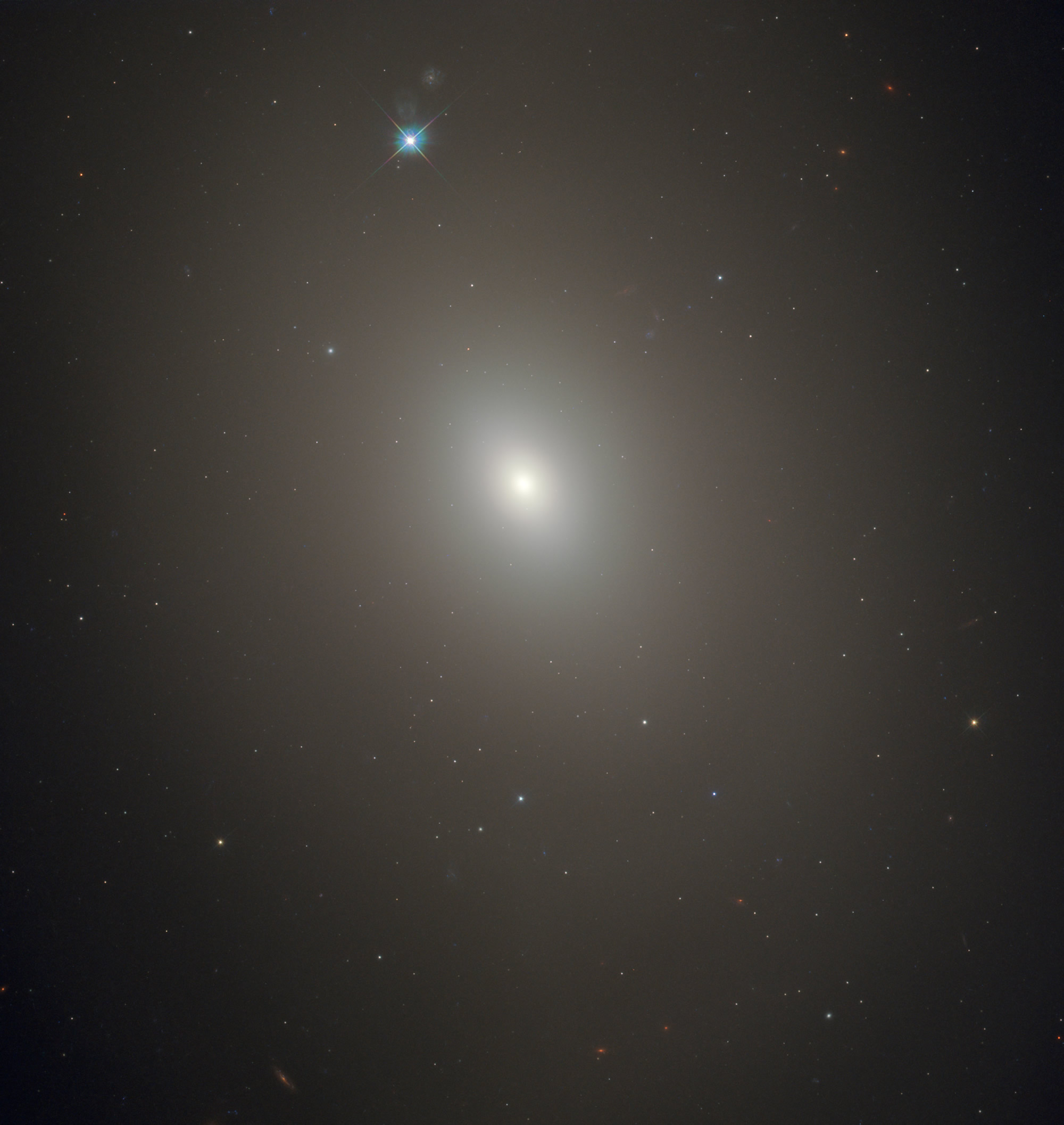 哈勃太空望远镜捕捉到一个朦胧的星系梅西耶85