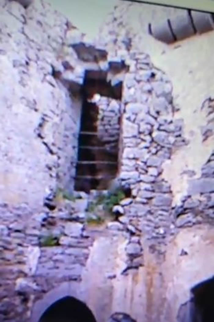 爱尔兰超自然研究团队声称在12世纪古城堡探险时意外捕捉到疑似鬼魂的呼救声