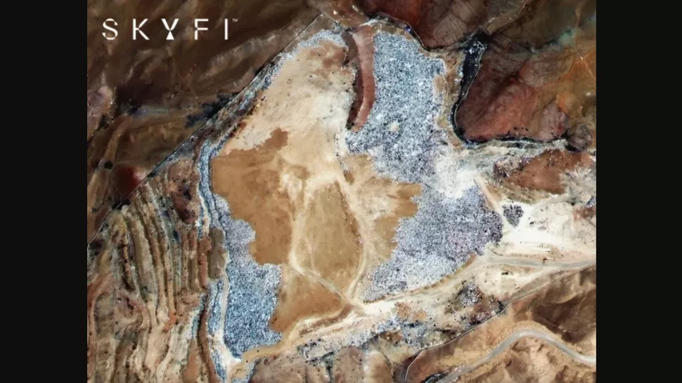 高级时尚!从太空中可以看到智利沙漠中堆积如山的废弃衣物(卫星照片)