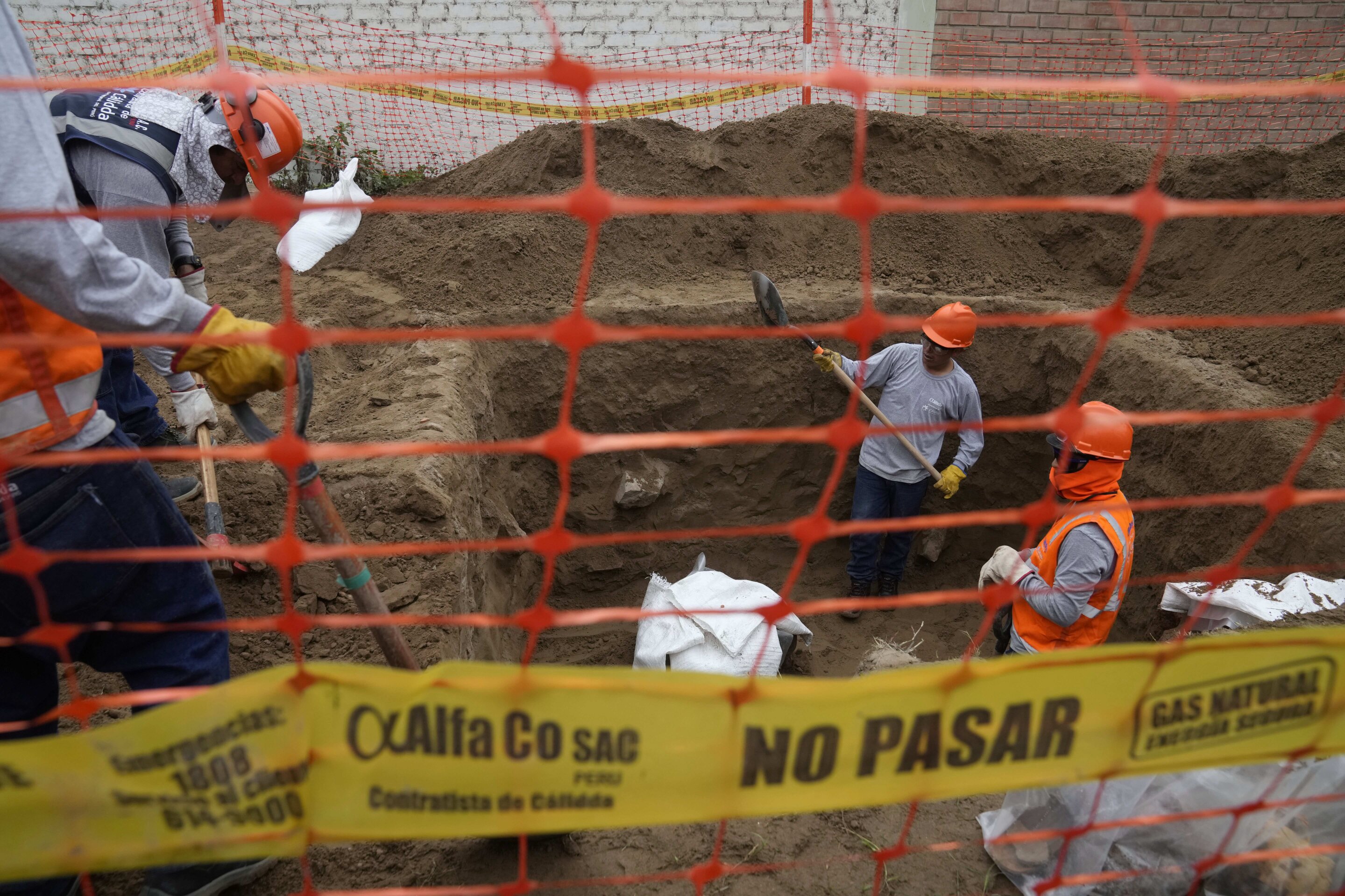 在扩建秘鲁的天然气网络时,工人们发现了八具木乃伊和前印加时代的物品