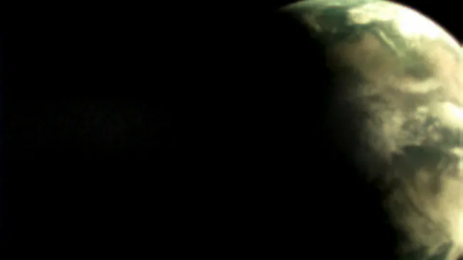 一颗卫星的微型相机拍摄了一张非常模糊的地球照片