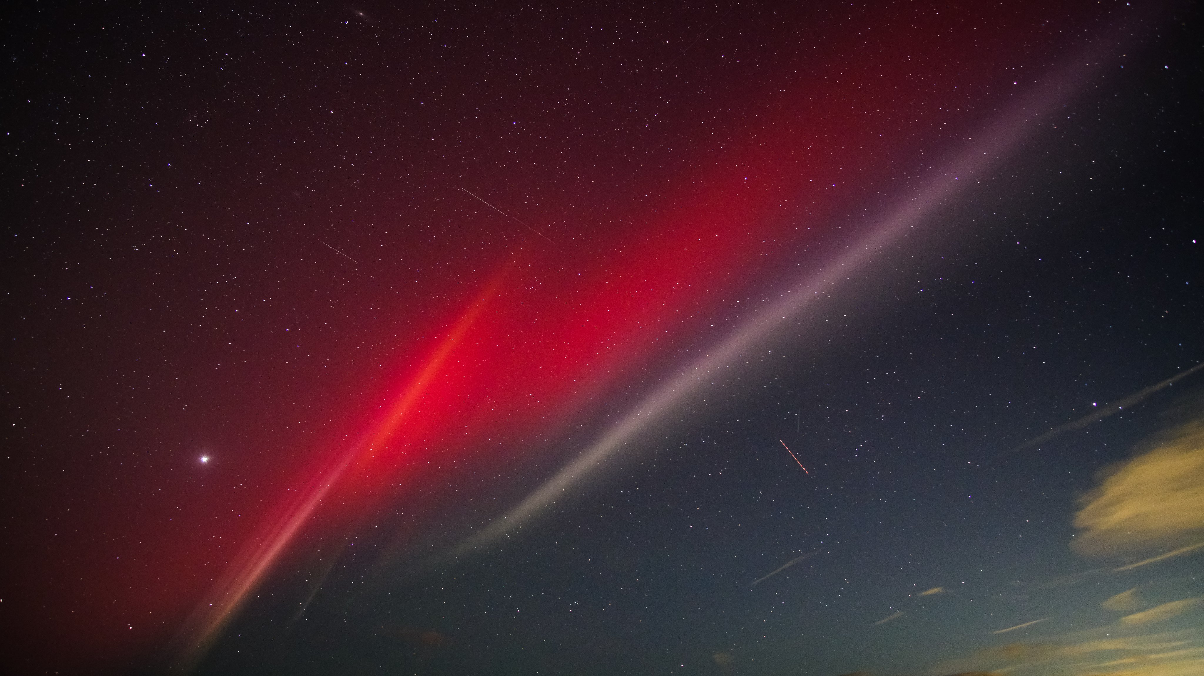 强大的“食人族”太阳爆发将于今晚袭击地球,预测大范围的极光