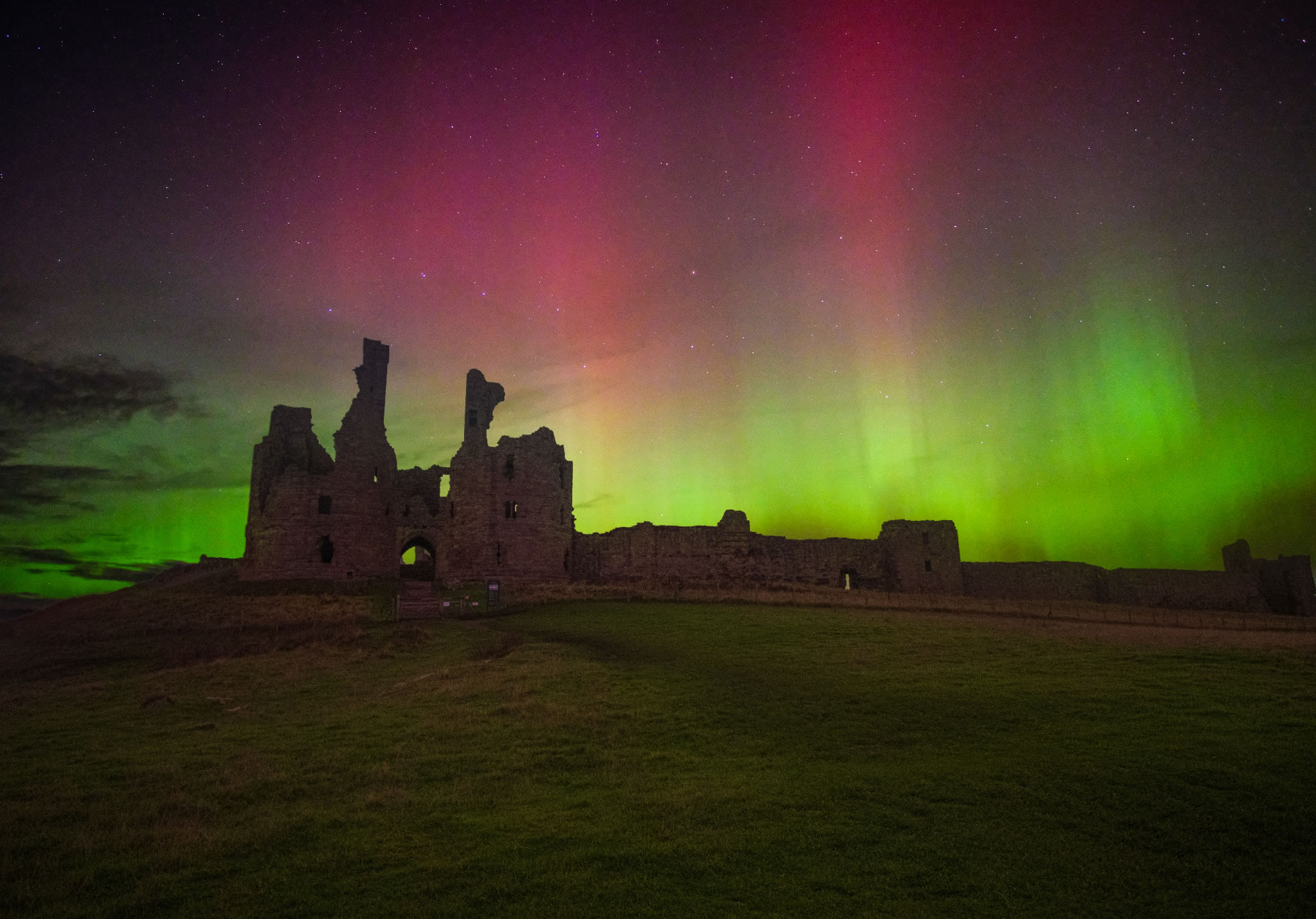 强大的“食人族”太阳爆发将于今晚袭击地球,预测大范围的极光