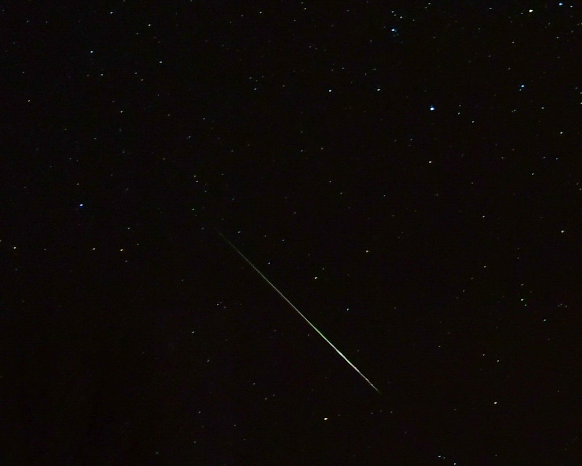 在这些令人惊叹的照片中,看2023年双子座流星雨照亮了天空