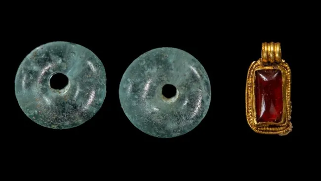 一名盎格鲁撒克逊少女被发现埋在地下,头部和胸部散落着奢华的珠宝