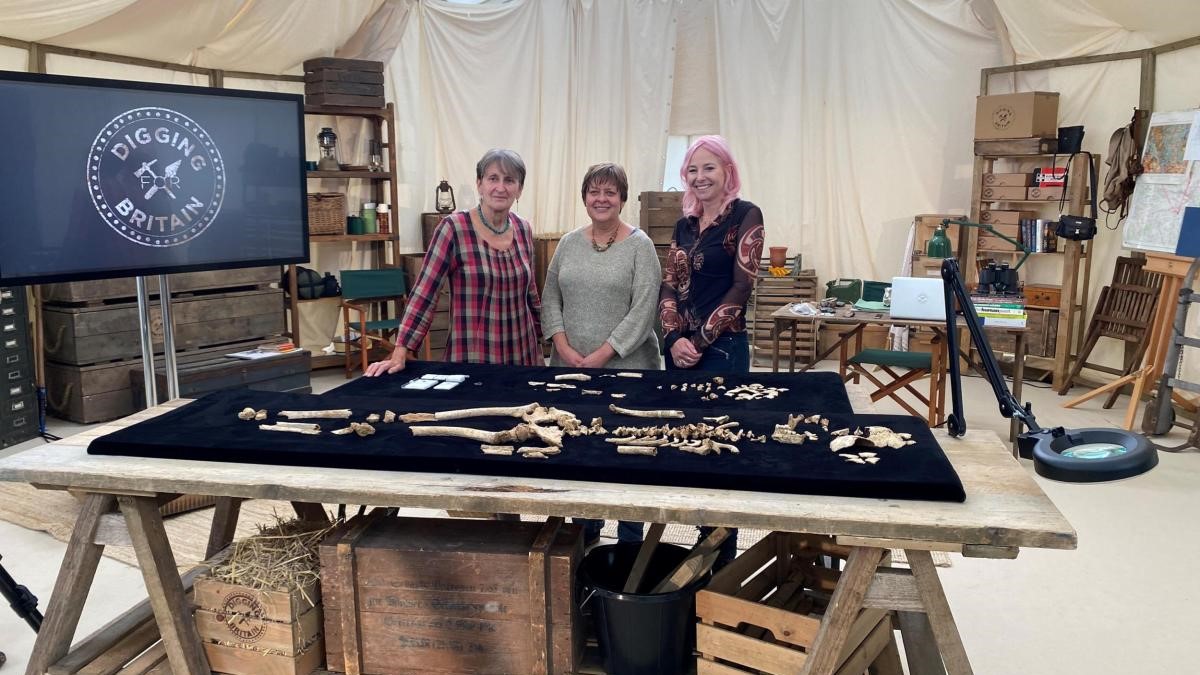 一名盎格鲁撒克逊少女被发现埋在地下,头部和胸部散落着奢华的珠宝