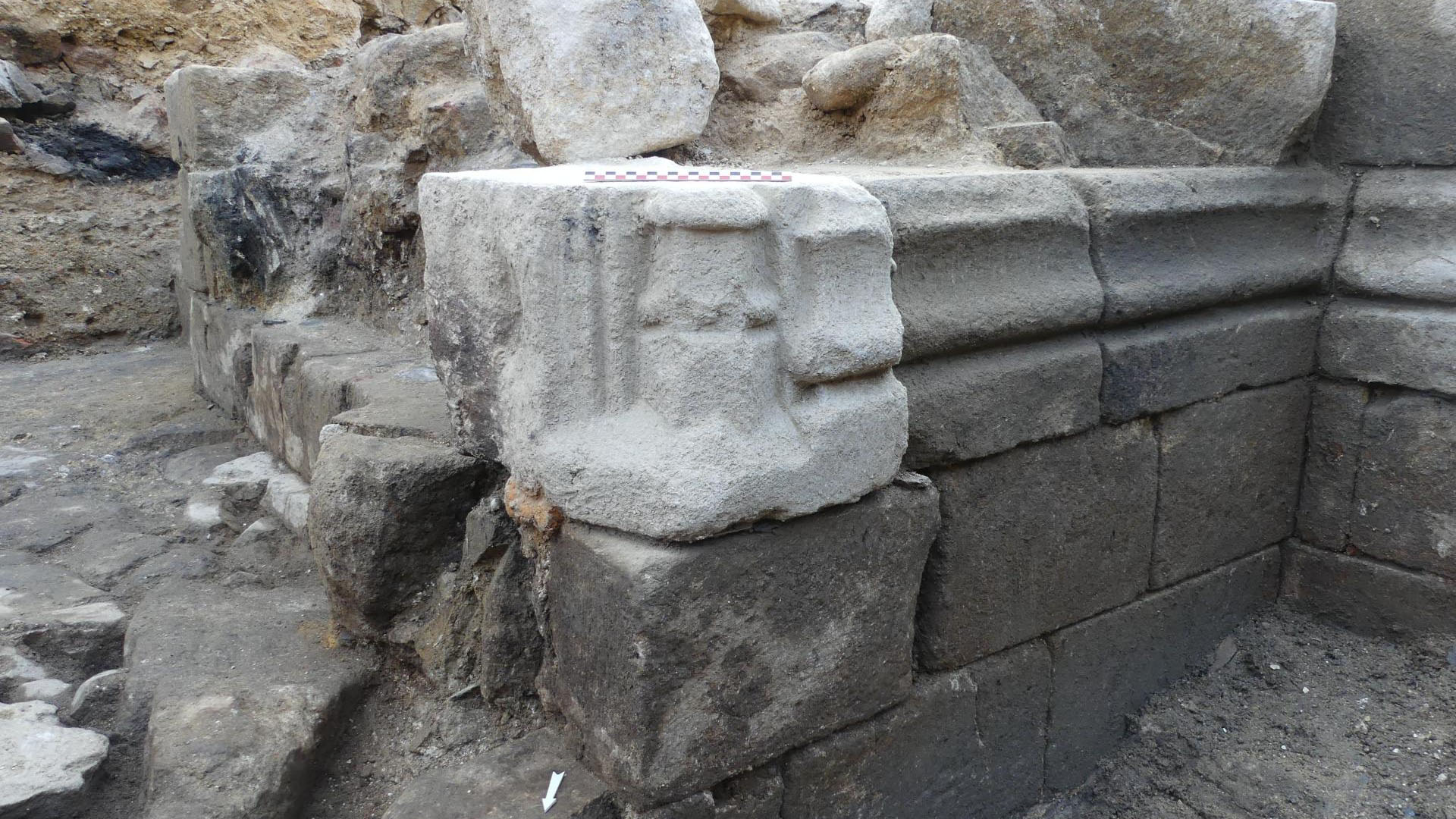 法国酒店地下发现14世纪加固城堡和护城河