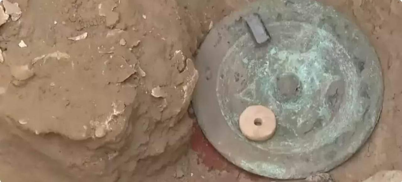 哈萨克斯坦发现2000年前神秘文化黄金首饰