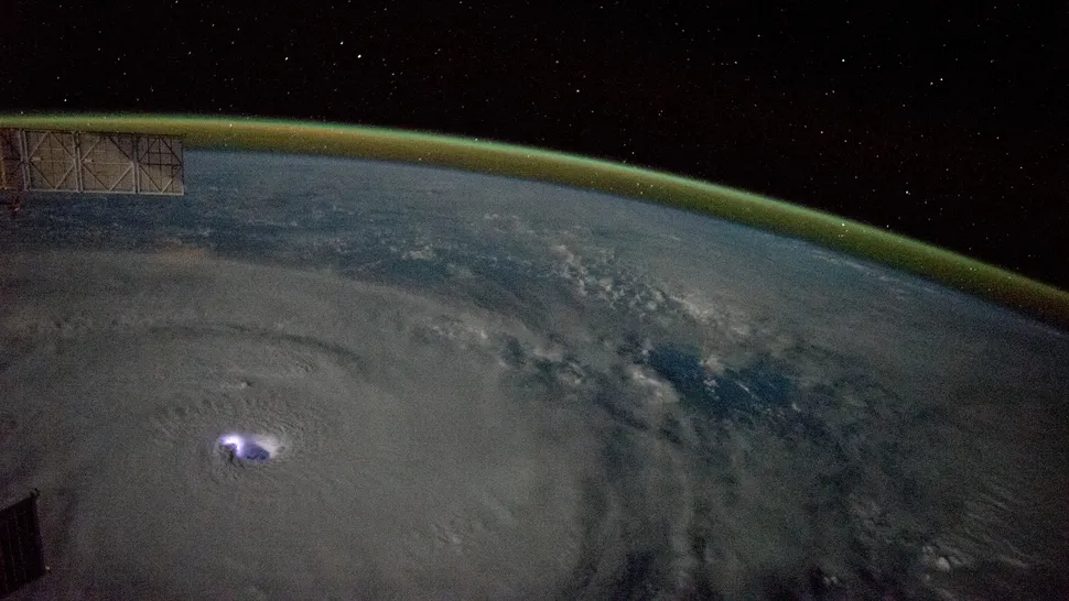 连续的雷击在罕见的照片中照亮了热带气旋Bansi的风眼