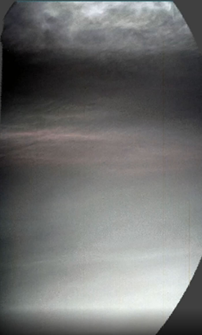 美国国家航空航天局的好奇号探测器捕捉到火星上空漂浮的彩云