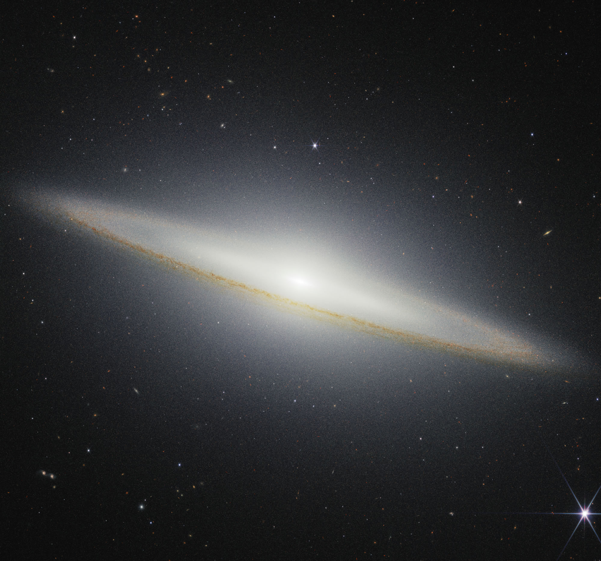 詹姆斯·韦伯太空望远镜在近红外波段观测到银帽星系