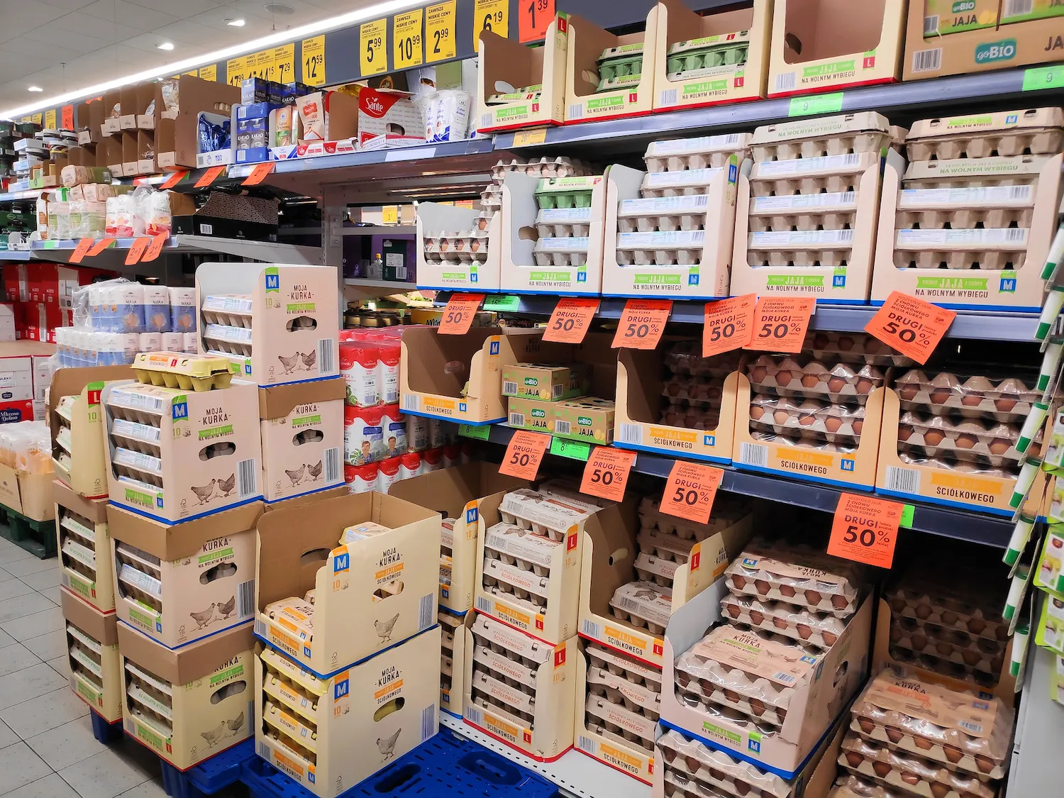 你应该把鸡蛋放在冰箱里吗?简短的回答:是的