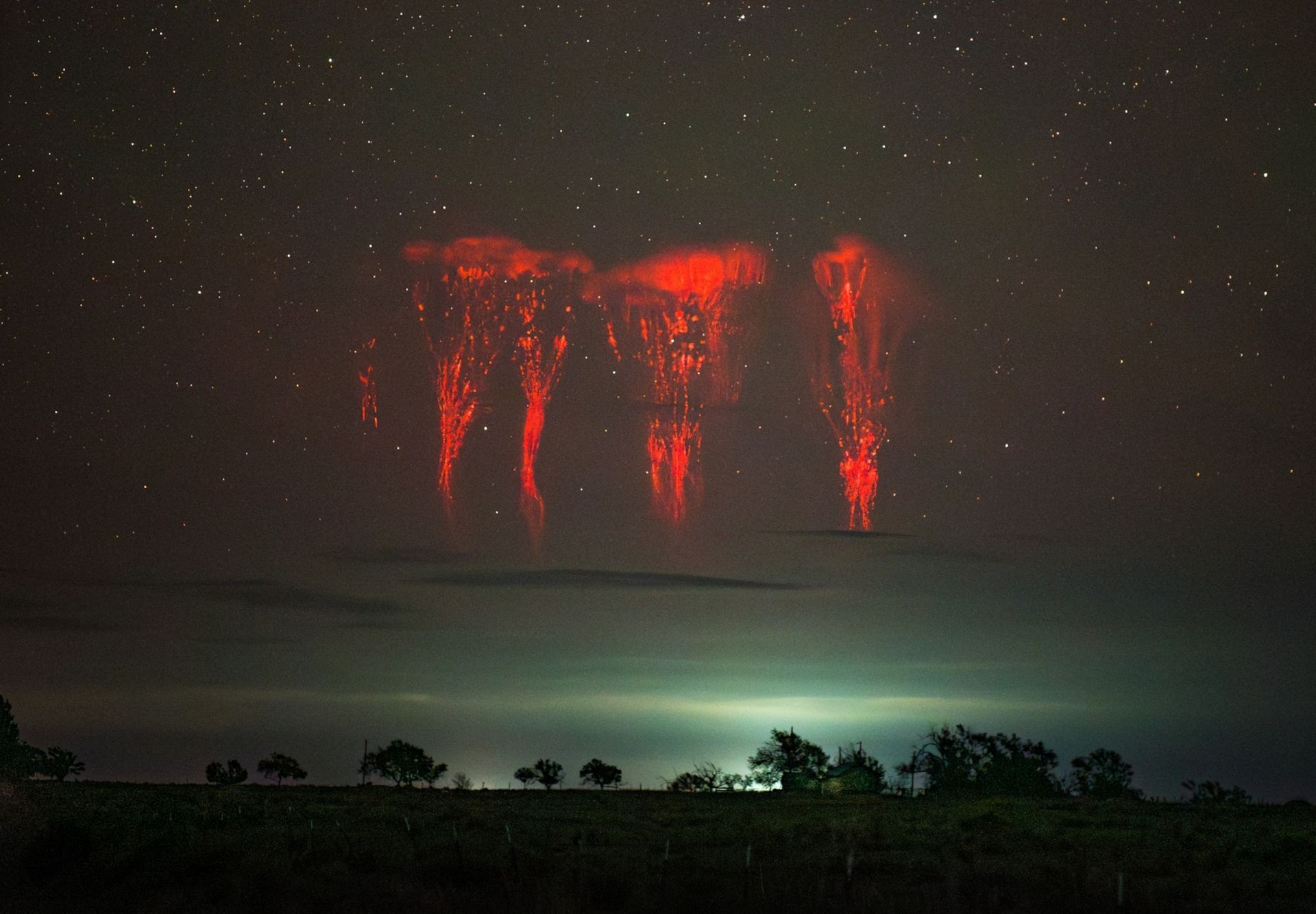 使徒降临? 地球上最超现实的神秘闪电现象