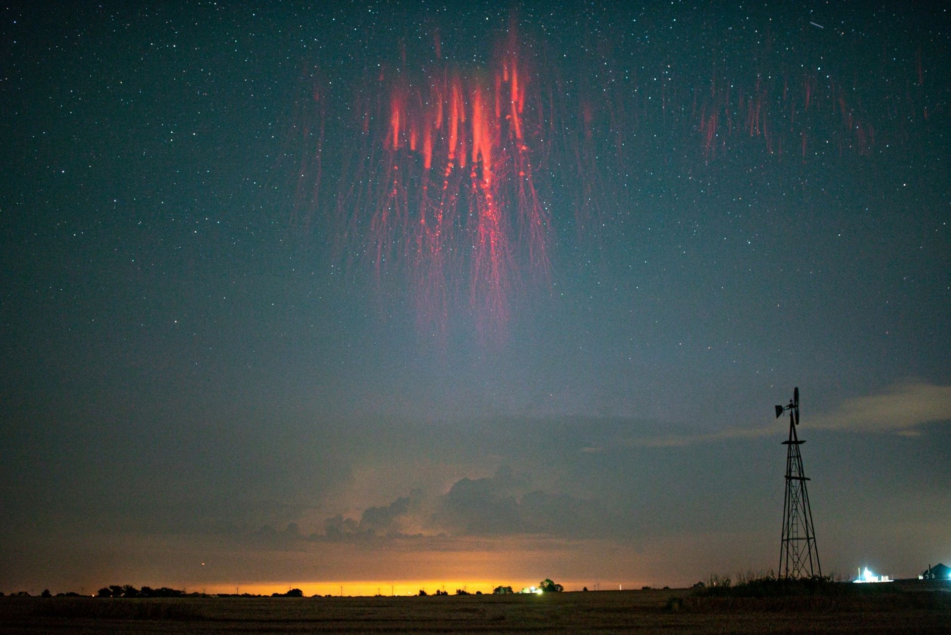 使徒降临? 地球上最超现实的神秘闪电现象