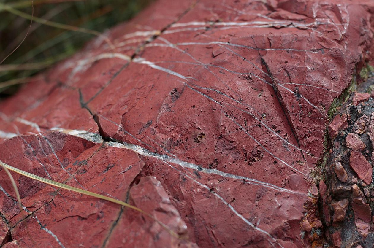 ʯʱԲɼ߳;棬ΪǵĹҵɫʯͷ