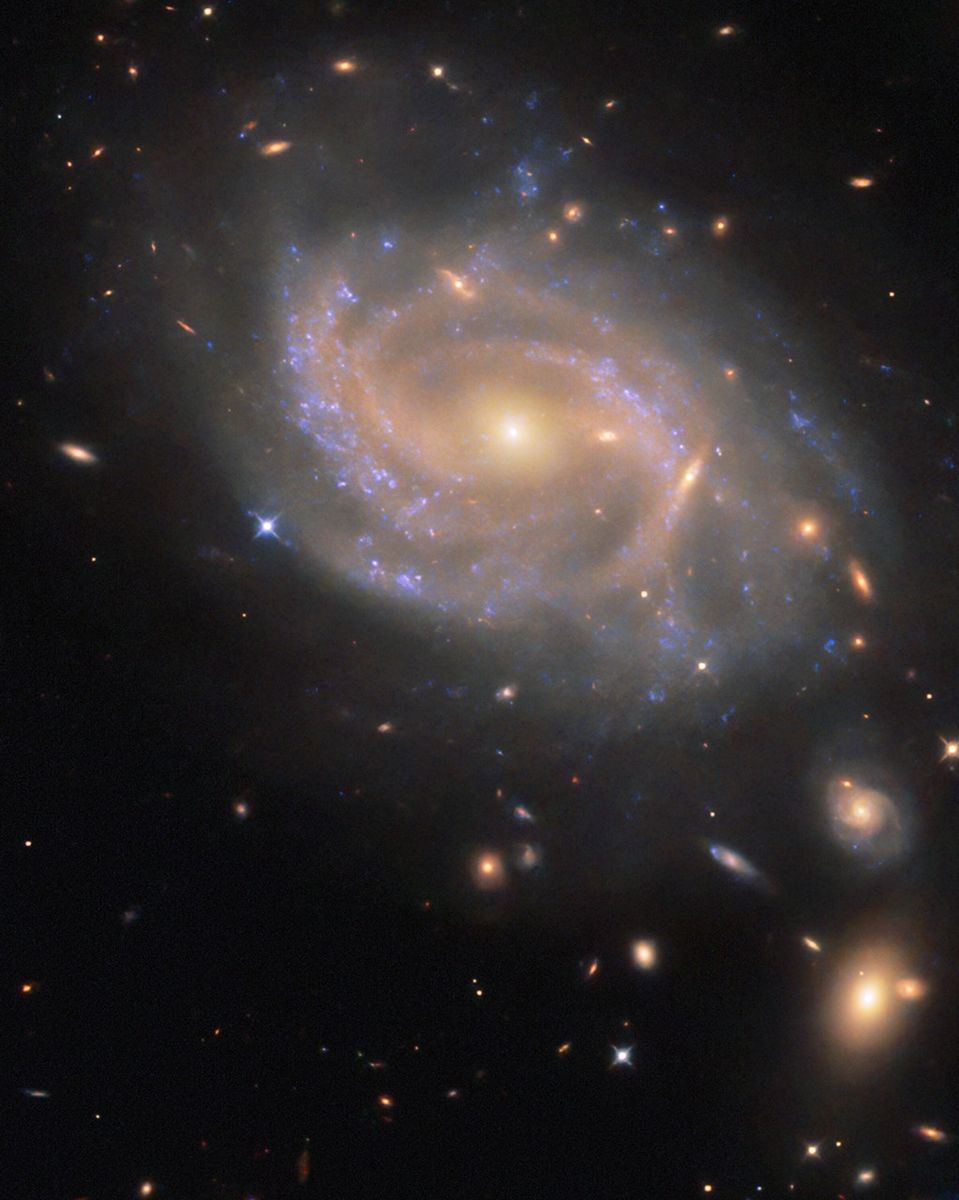 哈勃太空望远镜拍摄螺旋星系NGC 3285B
